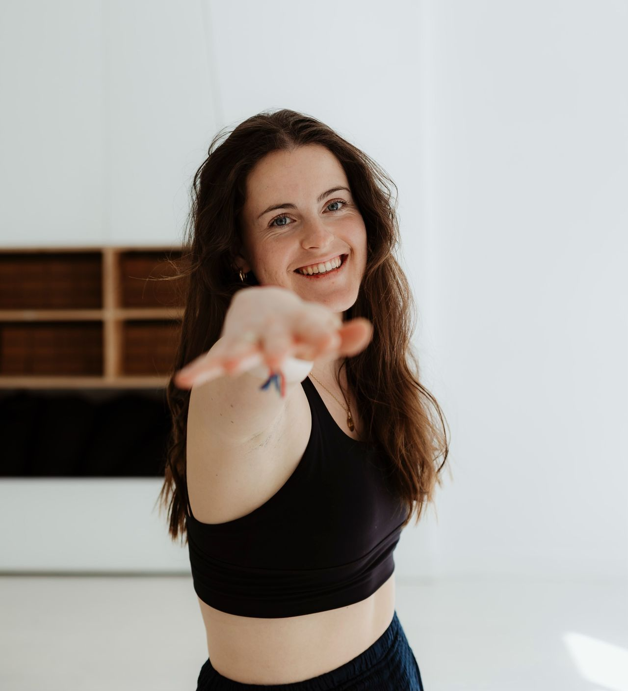 Mathilde Lejour en position de yoga du guerrier Mathilde Lejour Professeure Yoga